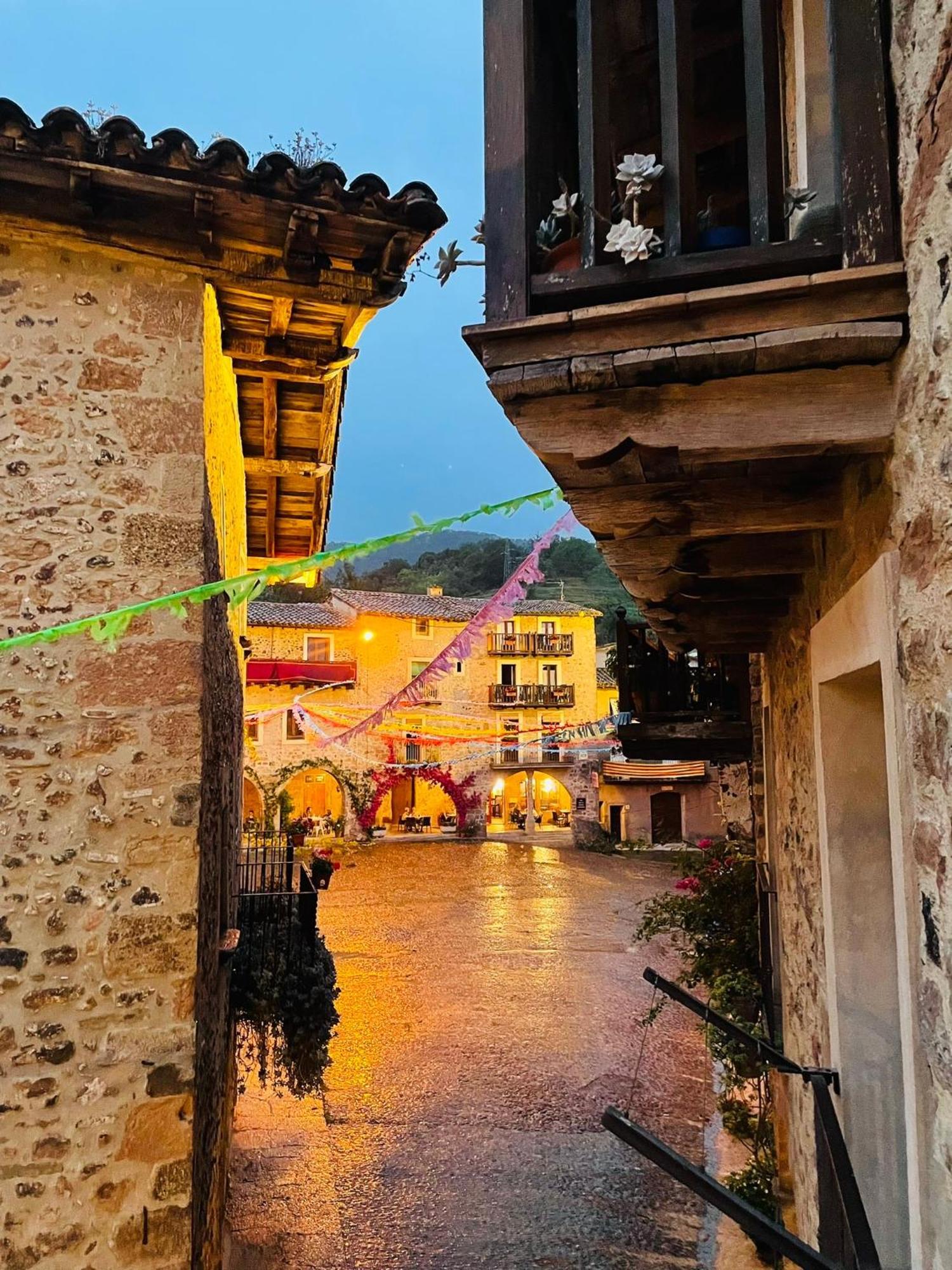 Hotel Cal Sastre Santa Pau Luaran gambar