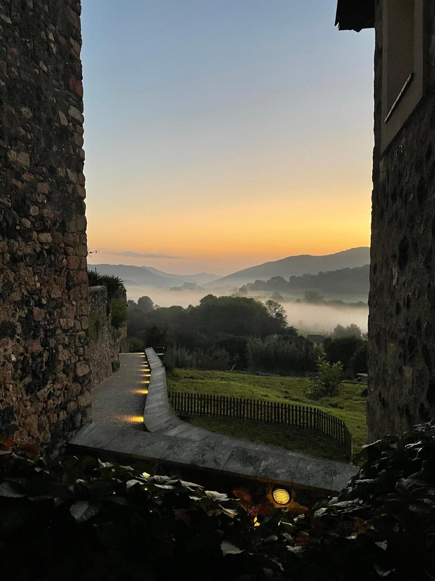 Hotel Cal Sastre Santa Pau Luaran gambar
