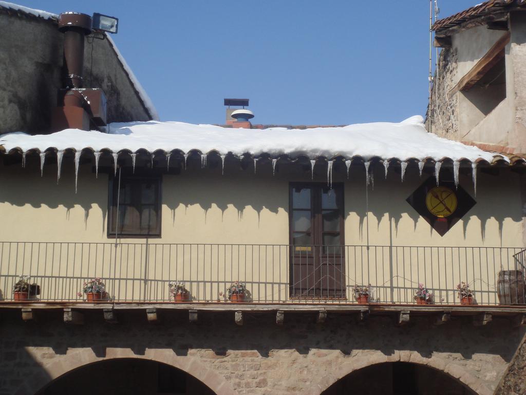 Hotel Cal Sastre Santa Pau Luaran gambar