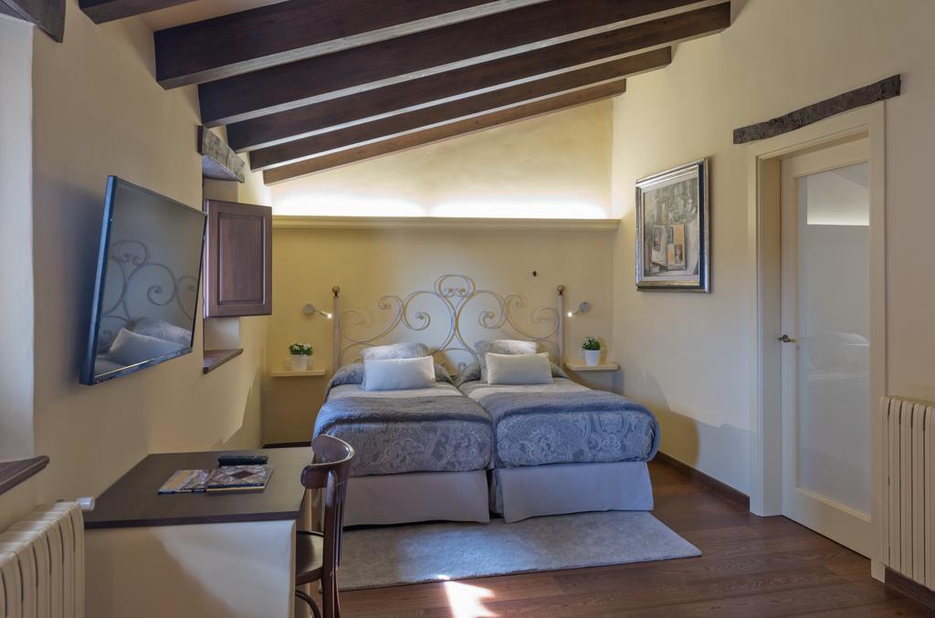 Hotel Cal Sastre Santa Pau Luaran gambar