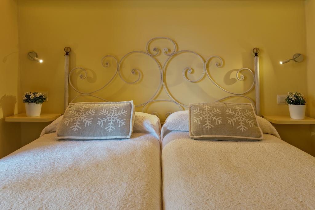 Hotel Cal Sastre Santa Pau Luaran gambar