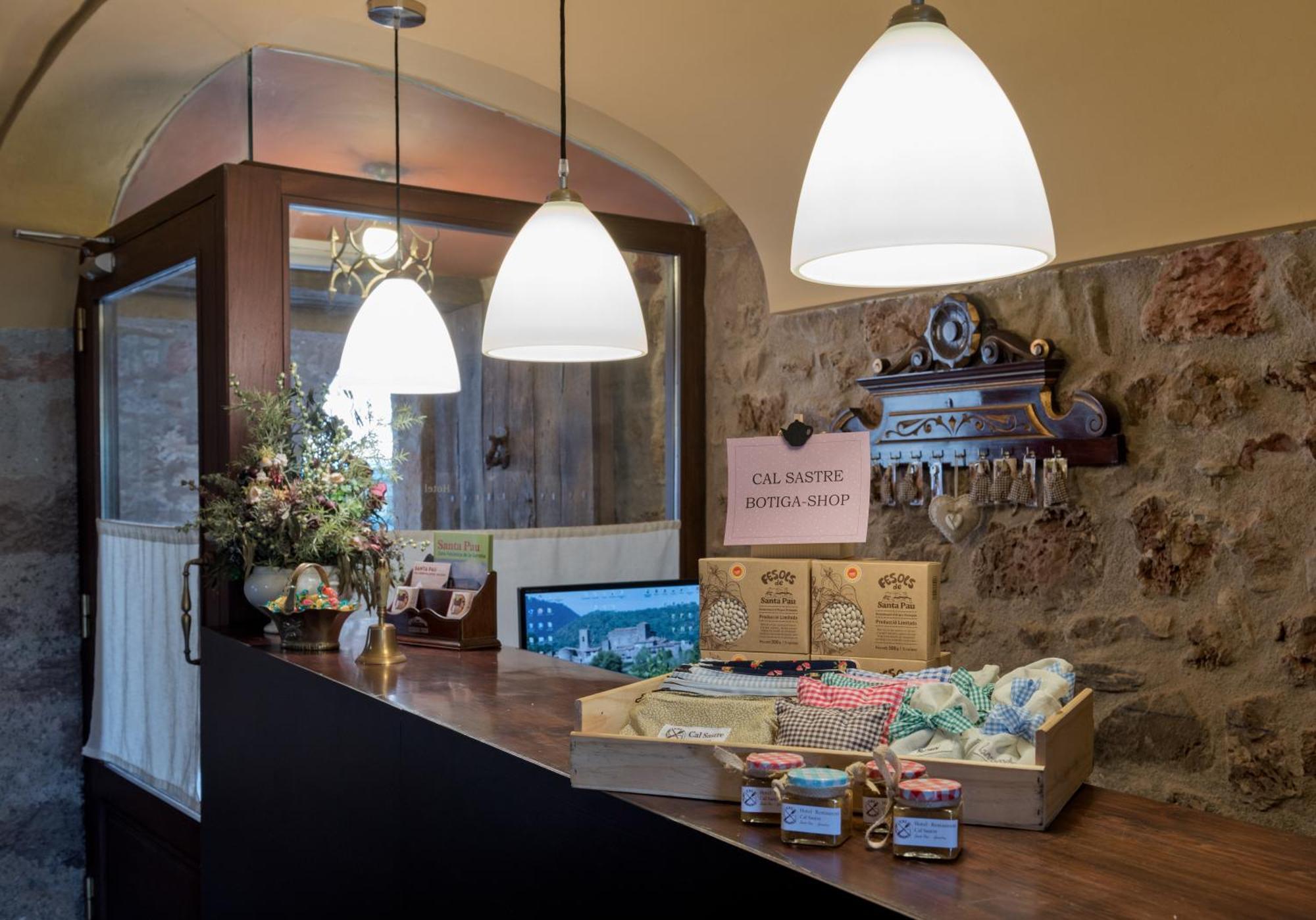 Hotel Cal Sastre Santa Pau Luaran gambar
